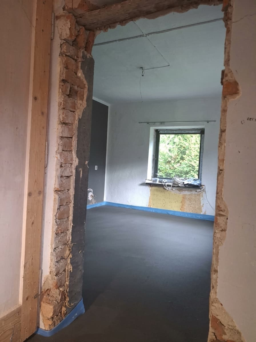 Nowa wylewka w remontowanym pomieszczeniu starego domu